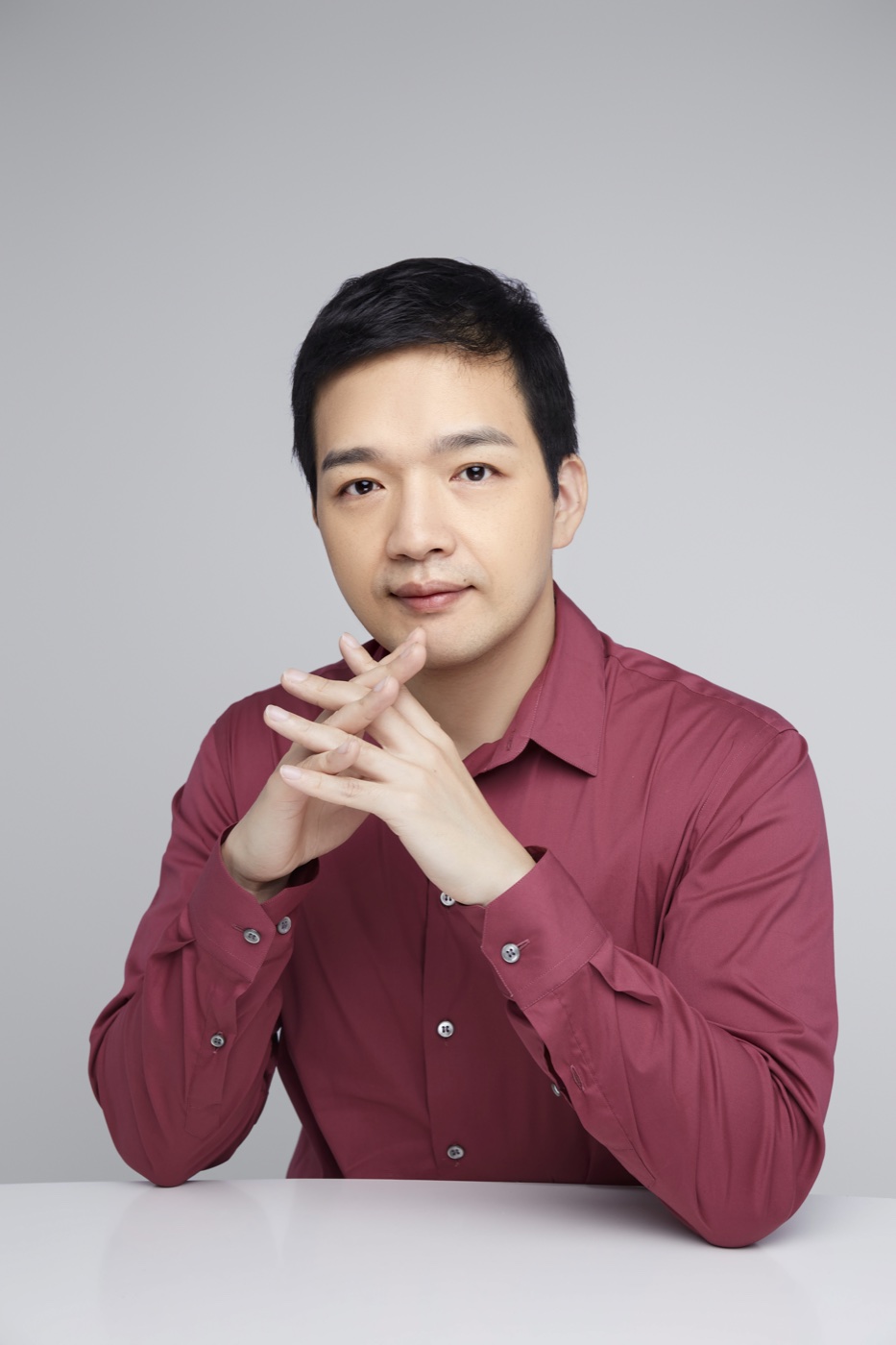 曾志坚坐姿职业肖像